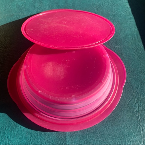 Tupperware large 8 1/4 c flat out collapsible bowl, great for travel! 5570a-1 - Picture 3 of 7